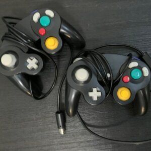 2 Nintendo GameCube controllers